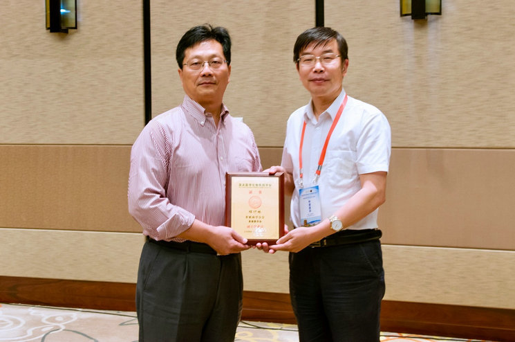 张毅教授为副主任委员程计林教授颁发证书