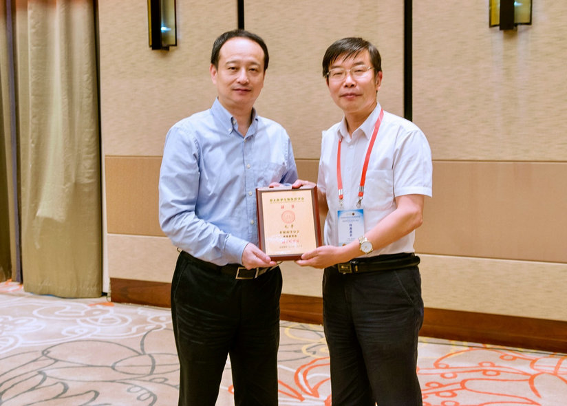 张毅教授为副主任委员毛青教授颁发证书