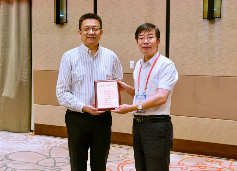 张毅教授为副主任委员韦嘉教授颁发证书
