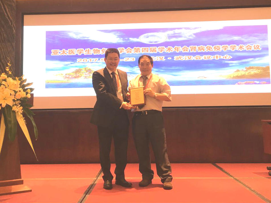 夏建川教授为名誉主任委员蓝辉耀教授颁发证书