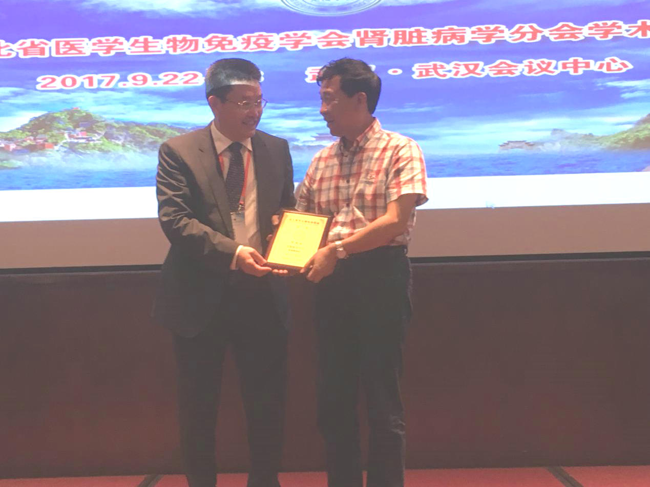 夏建川教授为副主任委员张燕林教授颁发证书
