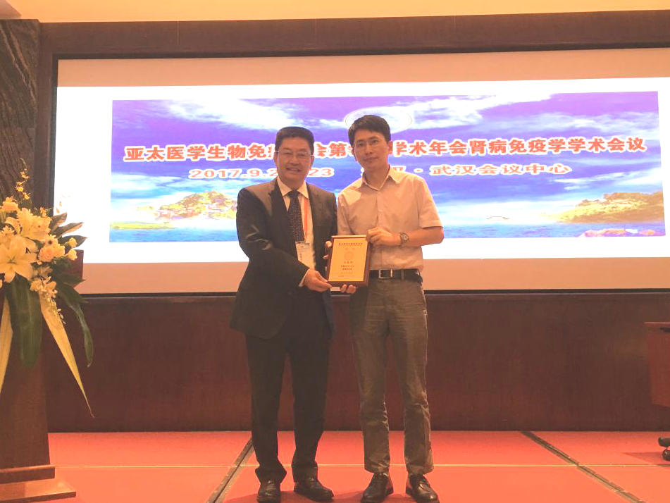 夏建川教授为副主任委员王慧明教授颁发证书